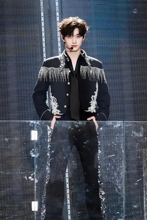 丁程鑫楼间楼重庆演唱会饭拍  开场自我介绍跟粉丝表白也太幸福了!