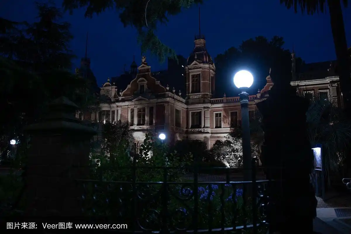 晚上阴森森的老房子.