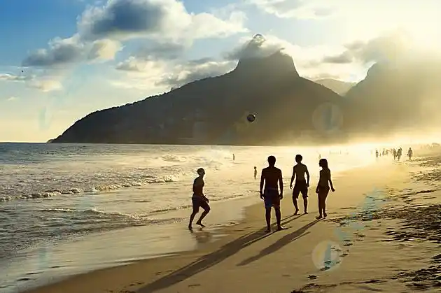 海滩上玩耍人物高清图片下载