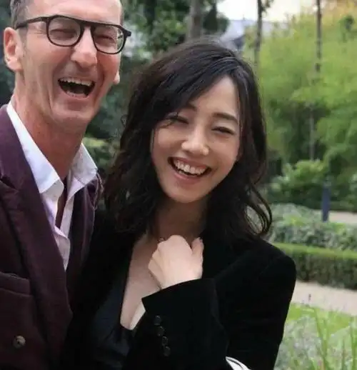 白百何和老外亲密互动看到图四后网友是无法形容