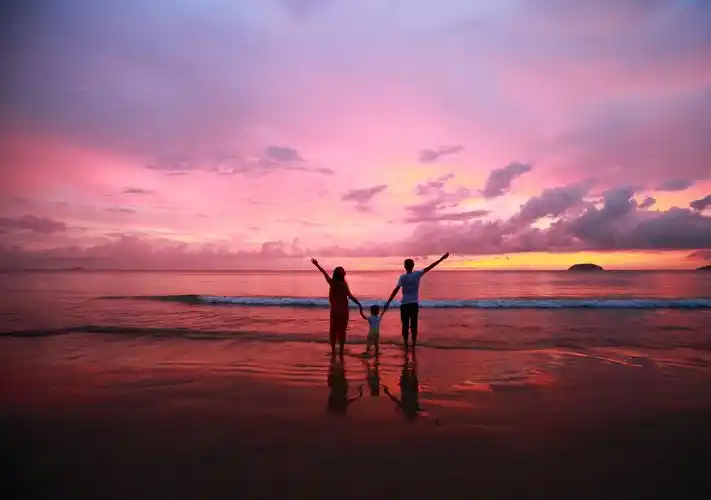 夕阳下的一家三口