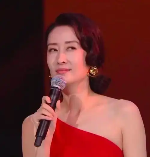 刘敏涛《红色高跟鞋》爆红,别人说她醉了,其实工作就该是这状态