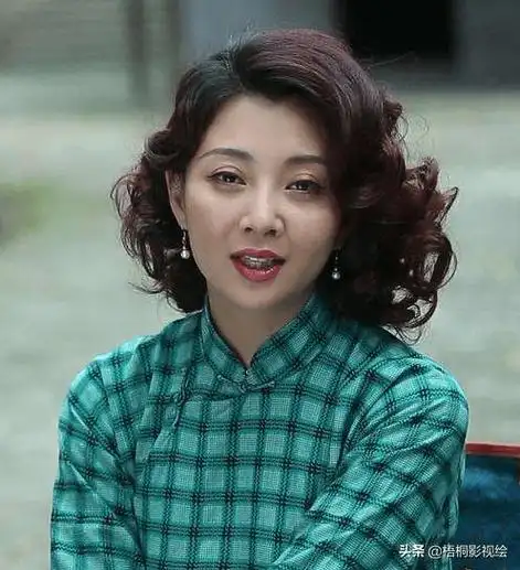 全网热搜《人世间》:"土"女人演活俏寡妇,42岁的殷桃美绝了