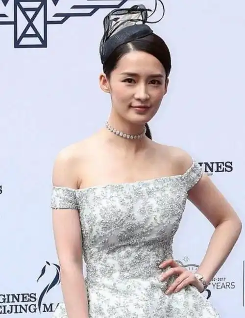 李沁未ps照流出身穿一字肩衣服肤色暗沉显老了10岁