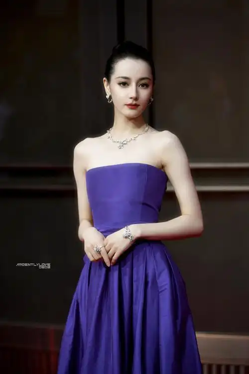 迪丽热巴蝴蝶骨好明显##迪丽热巴红毯赶蚊子