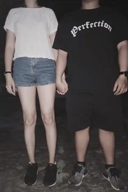 身高1米63女孩找了个1米58的男友,没想到竟因男友矮而走红