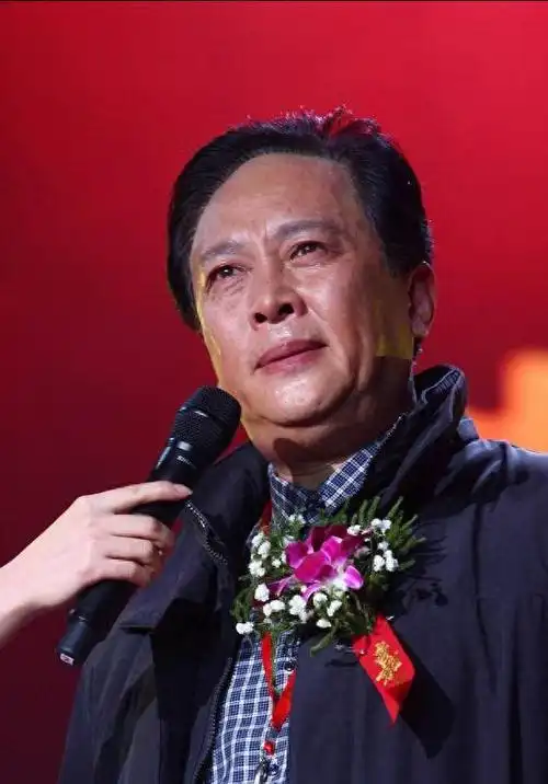 唐国强和老婆出游,混血妻子虽身材发福严重,却依旧美得典雅端庄|爱情|