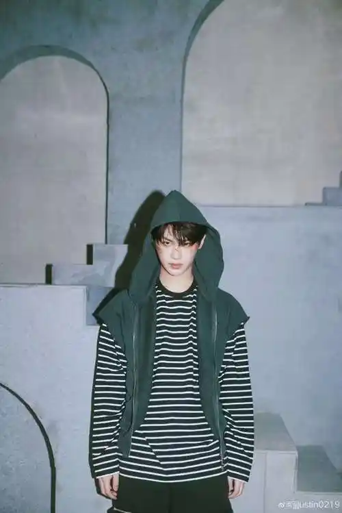 黄明昊暗黑光影氛围感大片##黄明昊在电话亭里