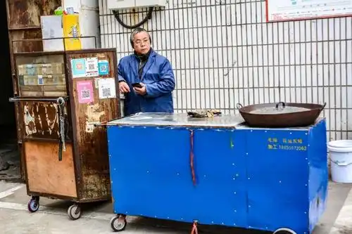 阜阳这家15年水饺摊没门店,不起眼,人气高!_饺子
