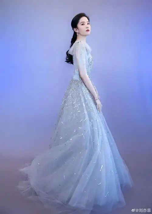刘亦菲穿水蓝色蕾丝礼服上演古堡公主出逃记