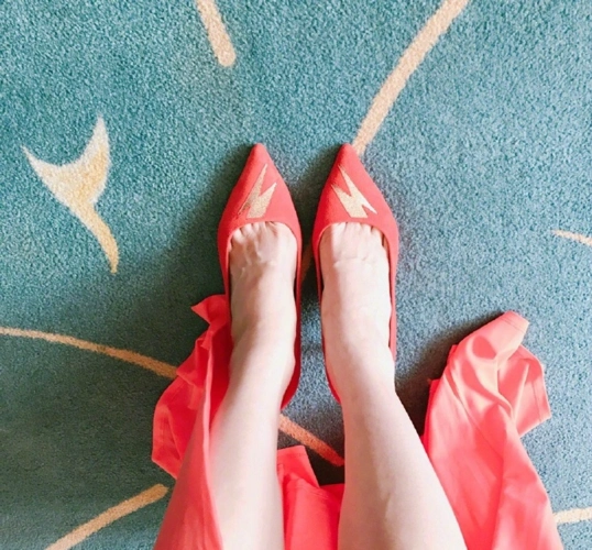 范玮琪身穿红裙红高跟鞋出席活动,网友,这脚到底是怎么