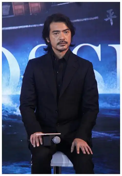 金城武47岁了 胡子拉碴成大叔 网友直呼太帅了