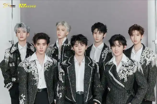 时代少年团为tfboys演唱会送花篮##时代少年团给tfboys演唱会送花篮