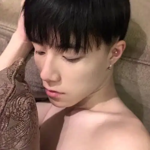 闷骚裸男_唯美男生头像图片_扣扣居