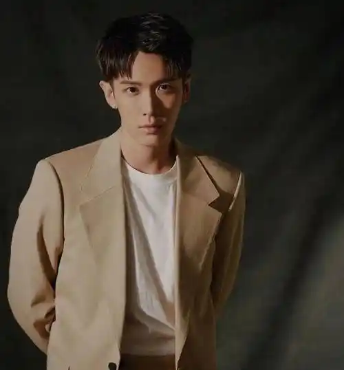 原创31岁柯震东疑似毁容!拍戏期间机器爆炸,脸部被缝30针严重毁容_发