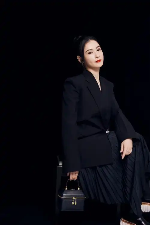 张柏芝盘发造型优雅大气黑色西装配纱裙简约高级