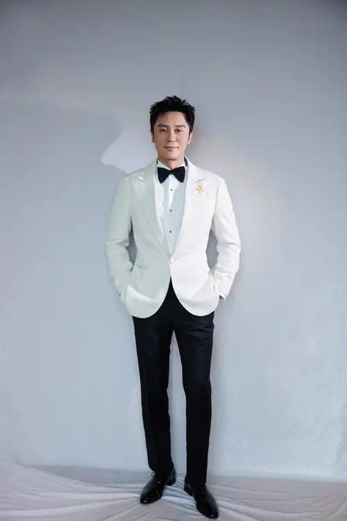 李晨超话#北影节开幕红毯#@李晨一席白色西装礼服亮相参加第十三届