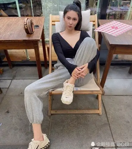 刘晓宇前女友钟鹿纯晒新照酷似张雨绮颜值很高却被爱伤害