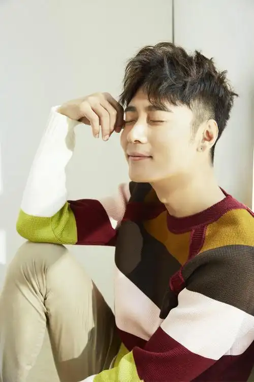 张丹峰秋季暖男风时尚写真图片