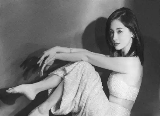 演绎经历尽管王子文身高不占优势,但她擅长发挥长处避免短处,衣着得体