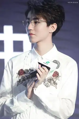 王俊凯白衬衫少年感十足搭配金丝边眼镜帅成斯文败类