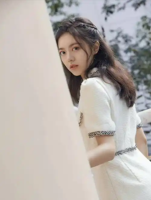 女星赵今麦时尚造型:清纯可爱,青春活力