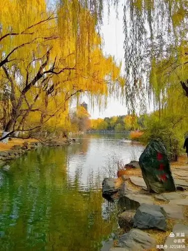 北大未名湖盛秋如画