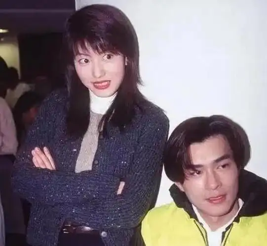 初恋的离去,源于他的一时失足,身陷囹圄.