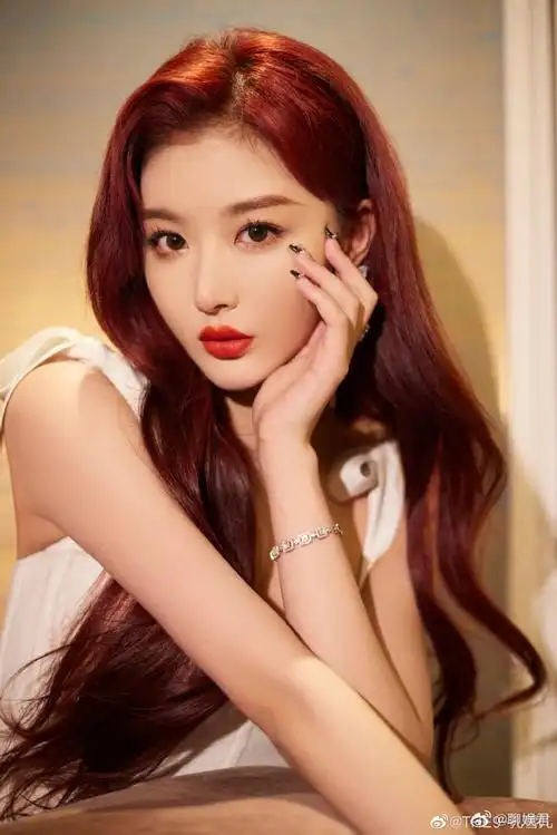 孔雪儿红发再见纪念照