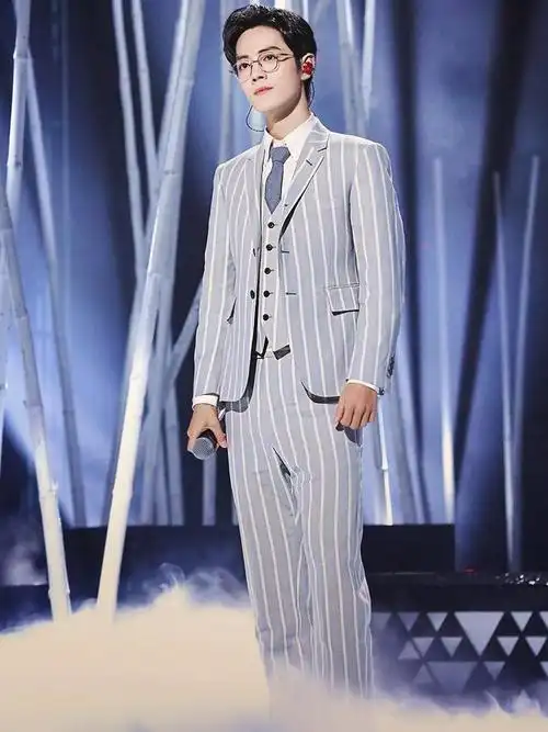 28岁肖战再登央视节目,蓝白条纹西装清爽帅气,戴上眼镜却更惊艳