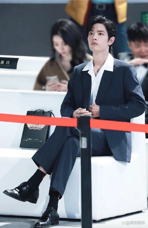 肖战帅气又阳光,他的衣品很好,男生借鉴他的穿搭会有收获