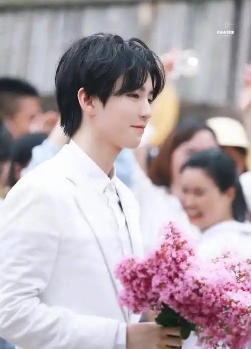 王俊凯慰问演出生图精修图!