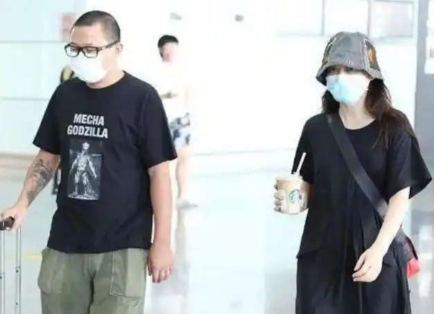 梅婷罕见与老公走机场穿牛仔装短靴如女王小11岁的他像跟班