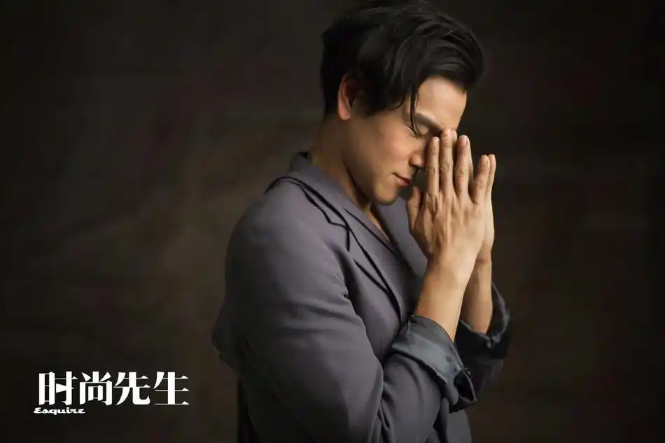 彭于晏最新大片背头港风十足 五官硬朗展成熟男性魅力