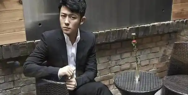 亲妈是导演干妈是导演20年都捧不红他却在娶妻改名后火了