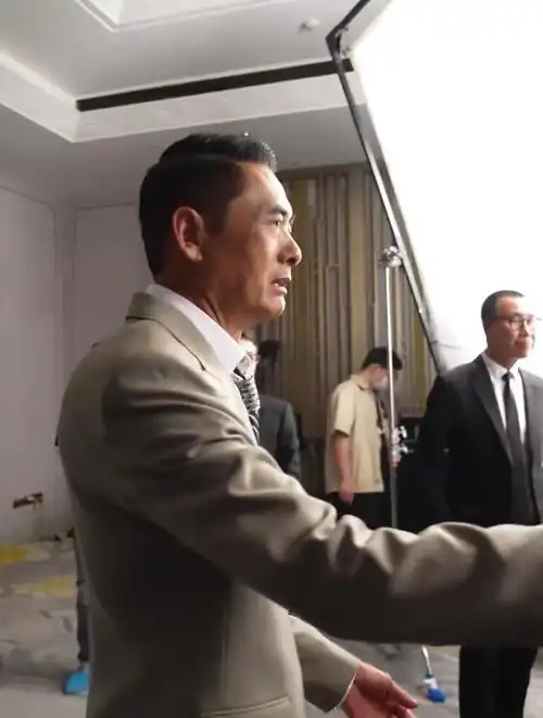 周润发发布会结束后,与现场工作人员合影,感谢他们的付出