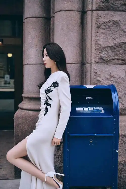 曾黎白色褶皱旗袍