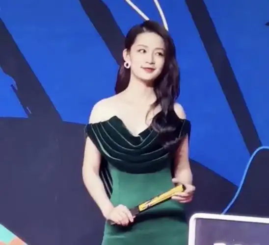 李沁参加盛典,穿紧身长裙小肚子微微隆起,网友:像生过孩子