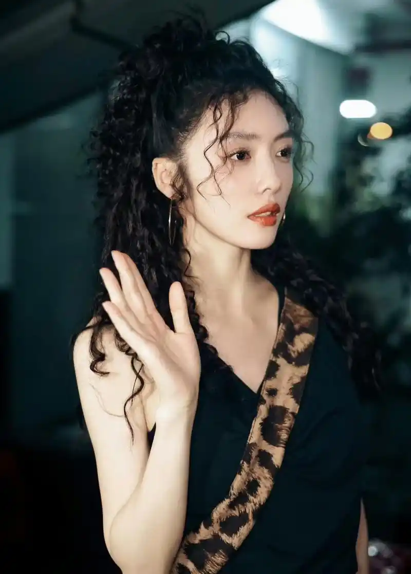 蔡文静换了个发型就像换了个人一样,之前一直习惯了看她黑长直的造型