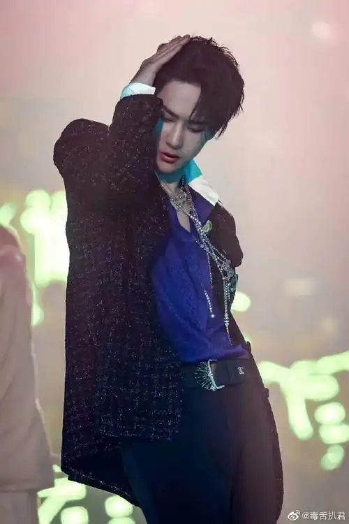 王一博这就是街舞5##王一博#这就是街舞的舞台上,王一博的穿搭简直就