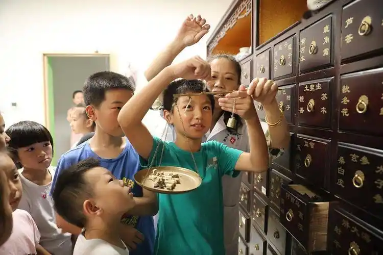 湖南衡阳学生暑假体验中药房抓药传承中医文化