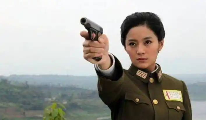 军统美艳女特务丁履贞,用美色诱杀投日叛徒,端水露出破绽被勒死_特工