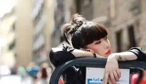 一个五岁的小女孩在看到吴莫愁的地铁封面之后竟然被吓得嗷嗷大哭