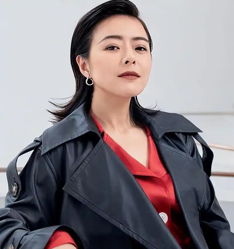 主持人陈辰罕晒全家福,41岁高龄生子,如今和小3岁老公似姐弟