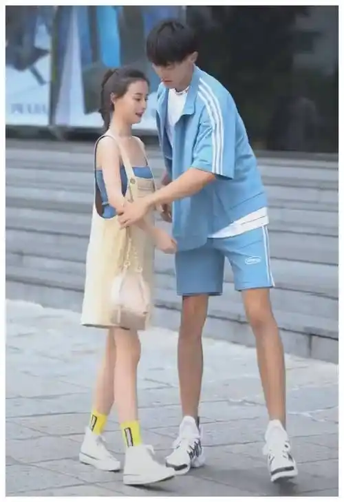 女生蓝色无袖搭配卡其色背带裤,散发着性感的气氛,看起来很小很清爽.