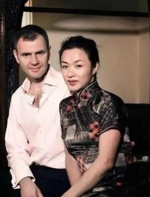 金星官宣复婚离婚18年另有隐情领养三个孩子生活甜蜜蜜