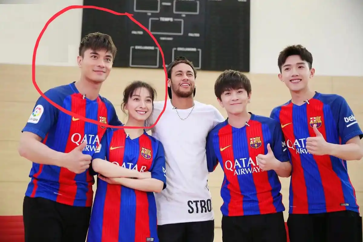 吴昕郑凯官宣 已经见家长了  2019年8月,有人目击郑凯穿着家居服现身