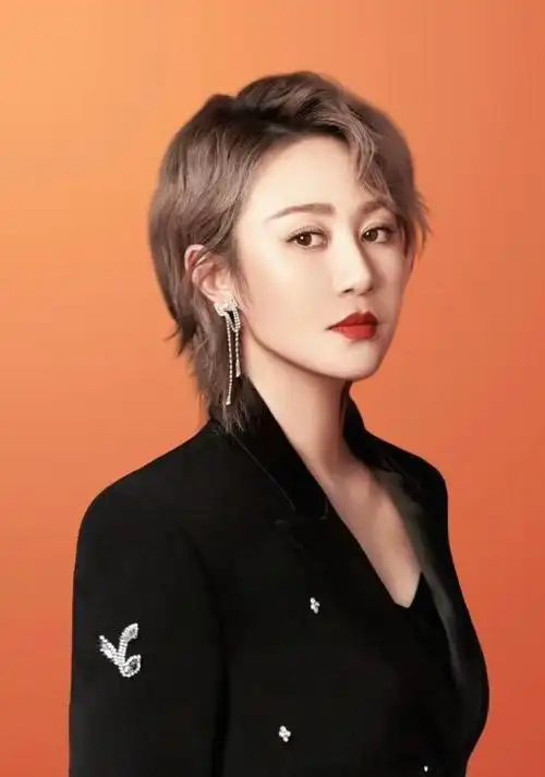 除了小品,马丽还在很多影视作品中亮相,像是《决战刹马镇》,《夏洛特