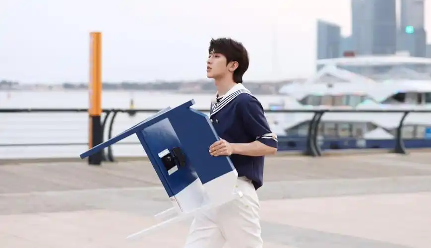 蔡徐坤穿水手服,还是蛮帅的,隔着屏幕都能感受到_高清图集_新浪网