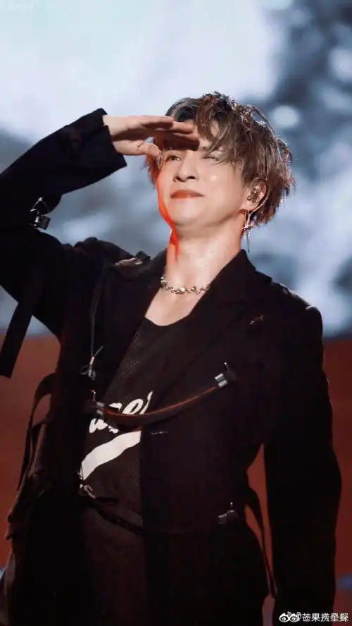 薛之谦晒晚安照被薛之谦的怼脸拍帅到了